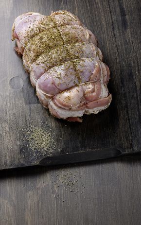 Le Rôti de dinde farci au thym et à la poitrine fumée