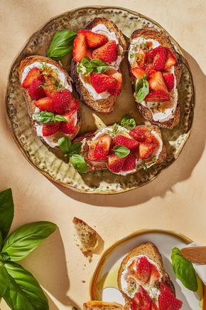 Les Tartines de fraises rôties au miel et au basilic