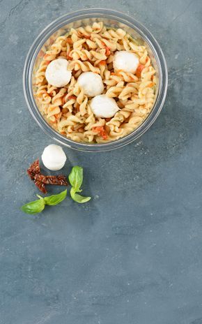 La Salade de torti et mozzarella et tomates sechées