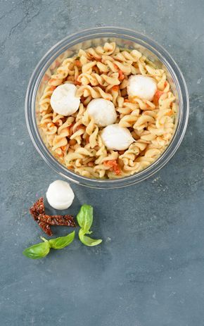 La Salade de torti et mozzarella et tomates sechées