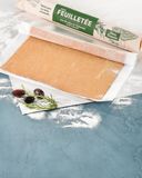 la-pate-feuilletee-au-beurre-avec-des-olives-et-romarin