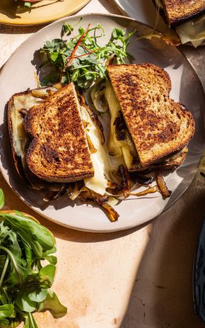 Le Grilled Cheese à la raclette fumée, oignons caramélisés