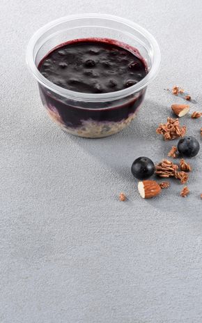 Le Bircher d'avoine, graines de lin et coulis de myrtilles
