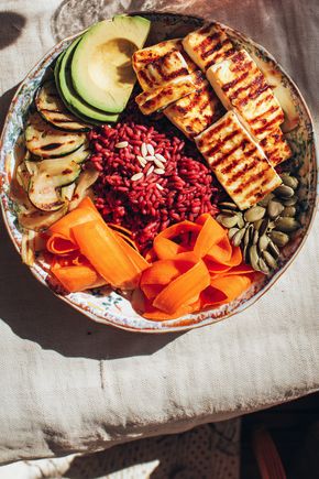 Le Bowl de riz rouge halloumi grillé et lentilles
