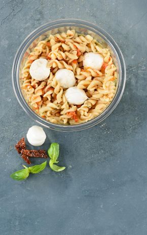 La Salade de torti et mozzarella et tomates sechées