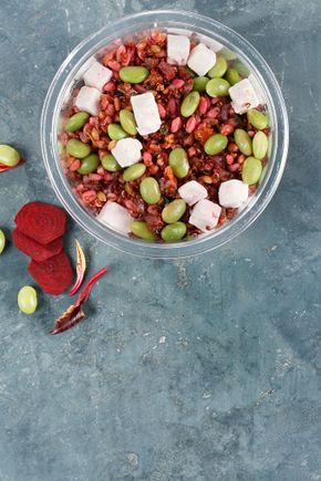 Le Quinoa et boulgour avec des betteraves et grenade