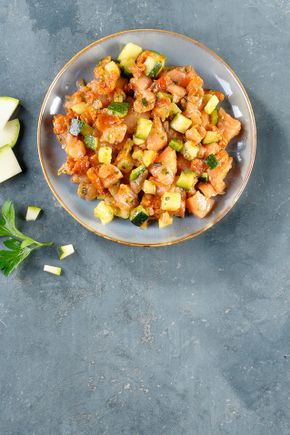 Le Tartare de  saumon, courgettes et tomates