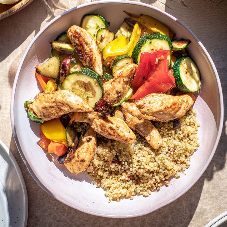 Les Aiguillettes de poulet mariné et quinoa aux légumes