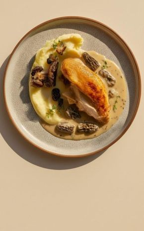 Le Suprême de chapon sauce aux morilles