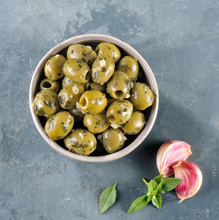 Les Olives vertes dénoyautées à l'ail