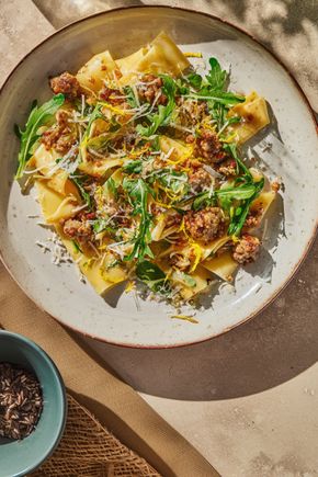 Les Pappardelle fraîches à la saucisse, roquette et parmesan