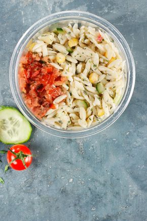 La Salade d'orzo, tomates, concombres et vinaigrette