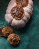 le-roti-de-chapon-farci-aux-figues-et-au-foie-gras