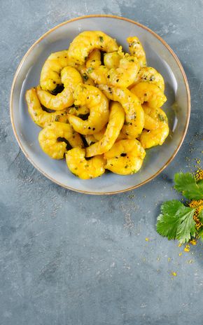 Les Crevettes décortiquées au curry et coriandre