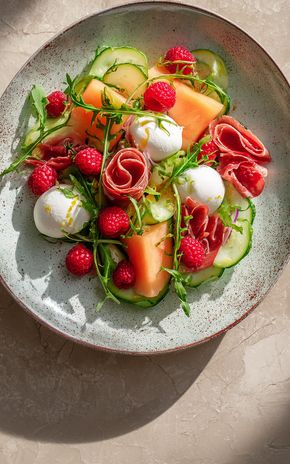 La Salade melon concombre framboise burrata bresaola